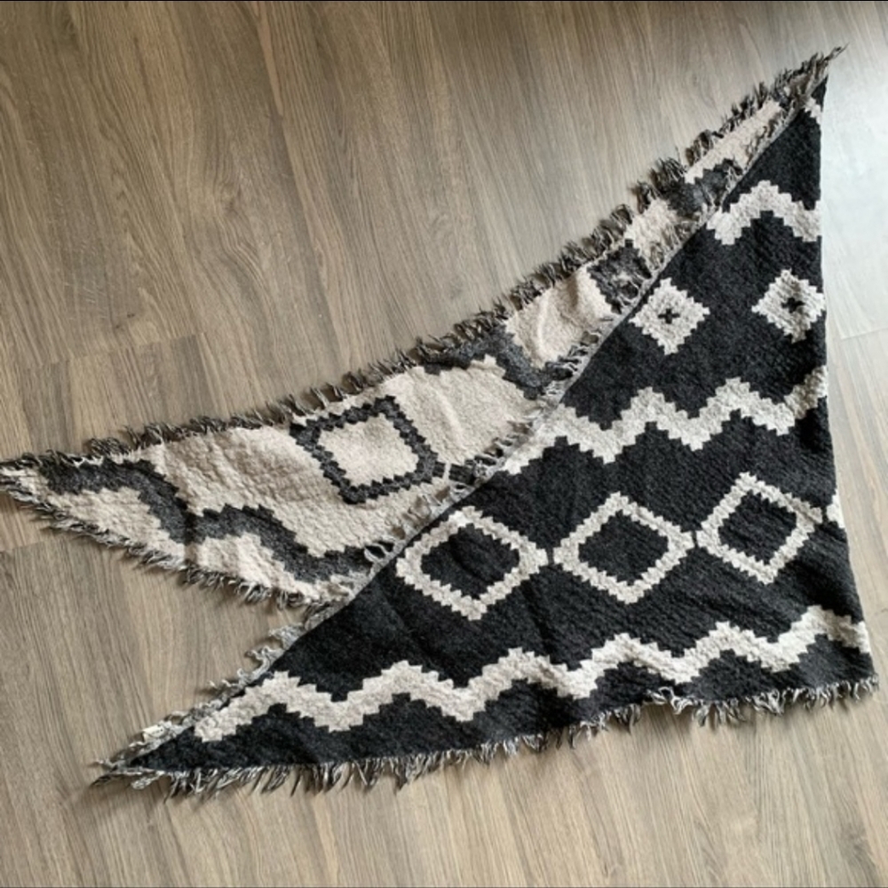 Aritzia Wilfred diamond mosiac triangle scarf